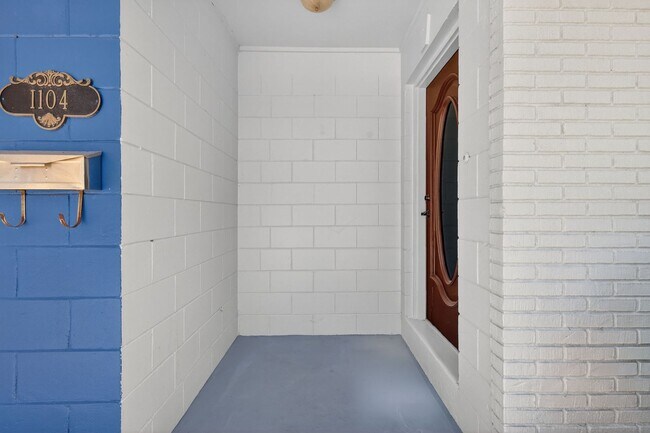 Building Photo - 3 Bedroom Home in Tavares with Large Fenced Backyard