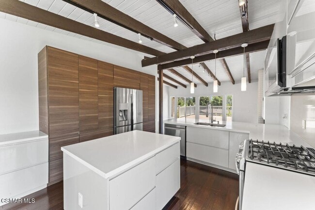 Building Photo - 4 bed, 2 1/2 bath home in the Racquet Club...