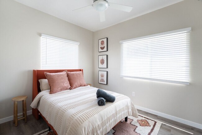 Building Photo - Spacious turfed yard!