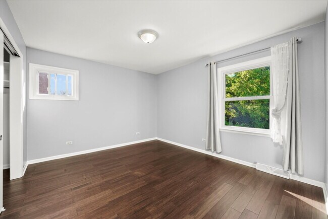 Building Photo - Updated Grayslake Home with Sunroom and Fl...