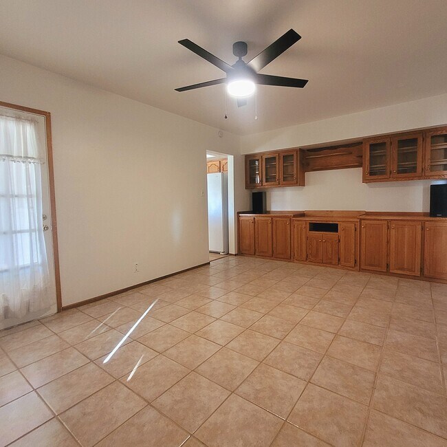 Building Photo - 8229 E Cambridge Ave