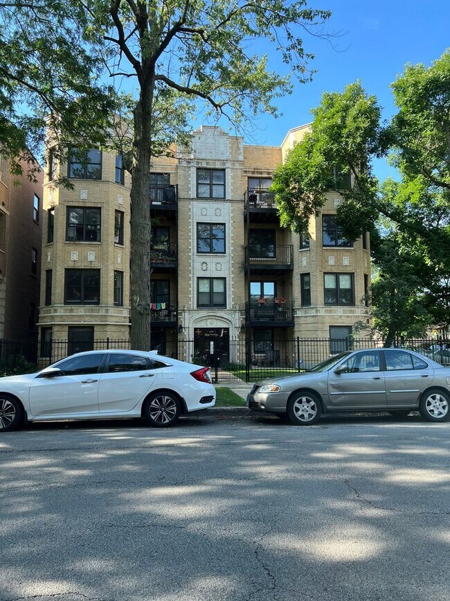 Primary Photo - 1549 W Sherwin Ave