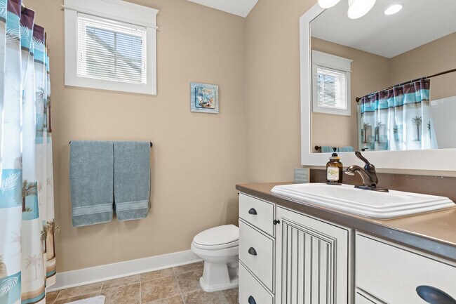 Building Photo - 807 Lake St