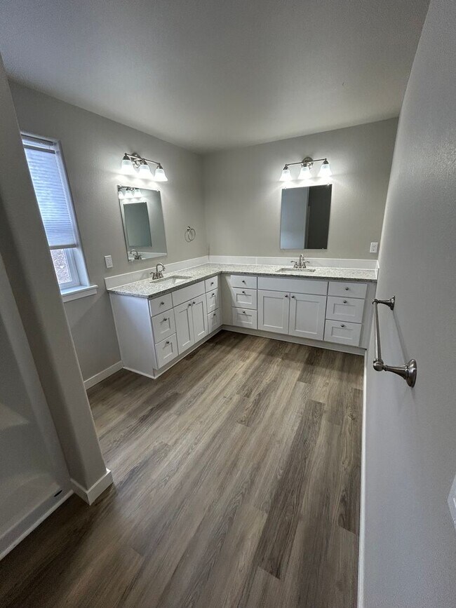 Building Photo - Beautifully Furnished Brand New 5 Bedroom ...