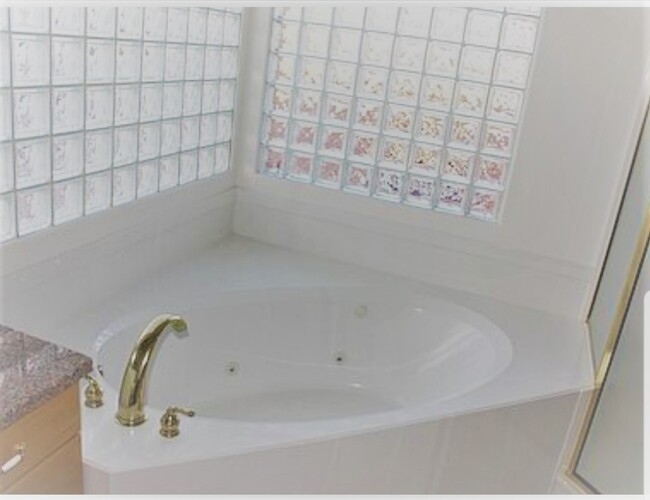 2. Jacuzzi with great natural light - 137 E 755 S