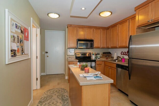 Building Photo - 1660 N La Salle Dr