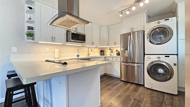 Primary Photo - 222 Lili?uokalani Ave