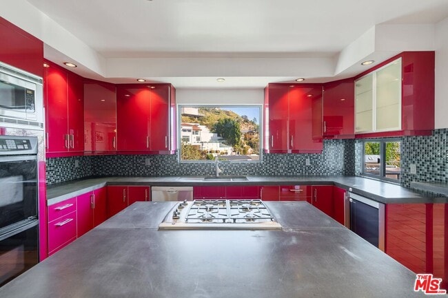 Building Photo - 8614 Hollywood Blvd