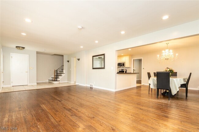 Building Photo - 25035 Penshurst Dr