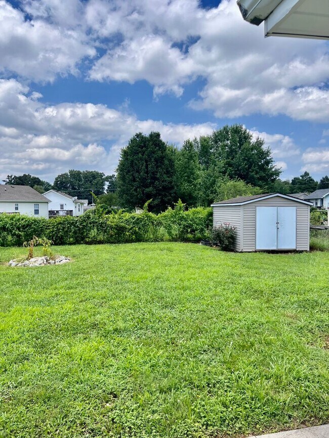 Building Photo - 414 Woodale Dr