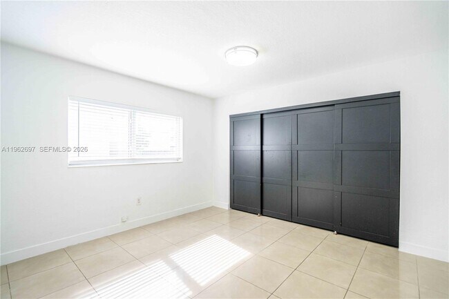 Building Photo - 1940 Biarritz Dr