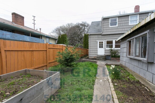 Building Photo - GPM569 - SE Caruthers St (T2)