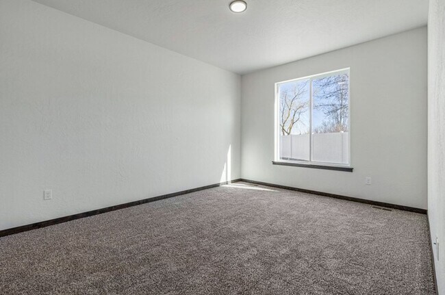 Building Photo - Newer Construction with 28X36 Shop!