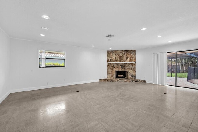 Building Photo - 6878 Entrada Pl