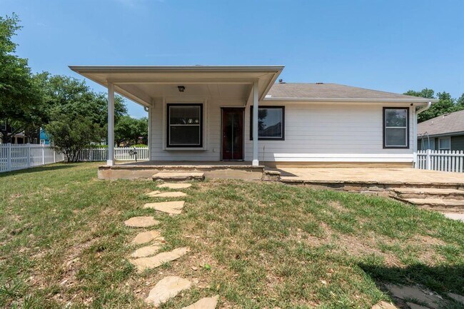 Building Photo - 112 Steele