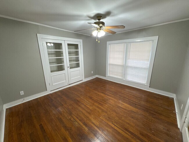 Building Photo - 4 Bed 2 Bath Home - HUGE BACKYARD