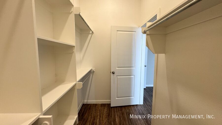 Building Photo - 2006 Kenwood Ave