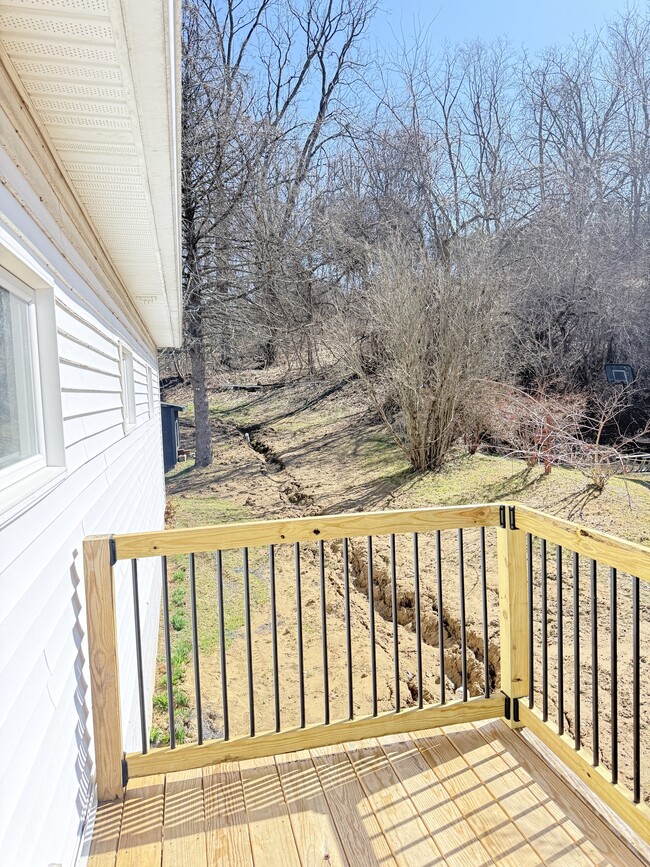 Building Photo - 272 River Rd