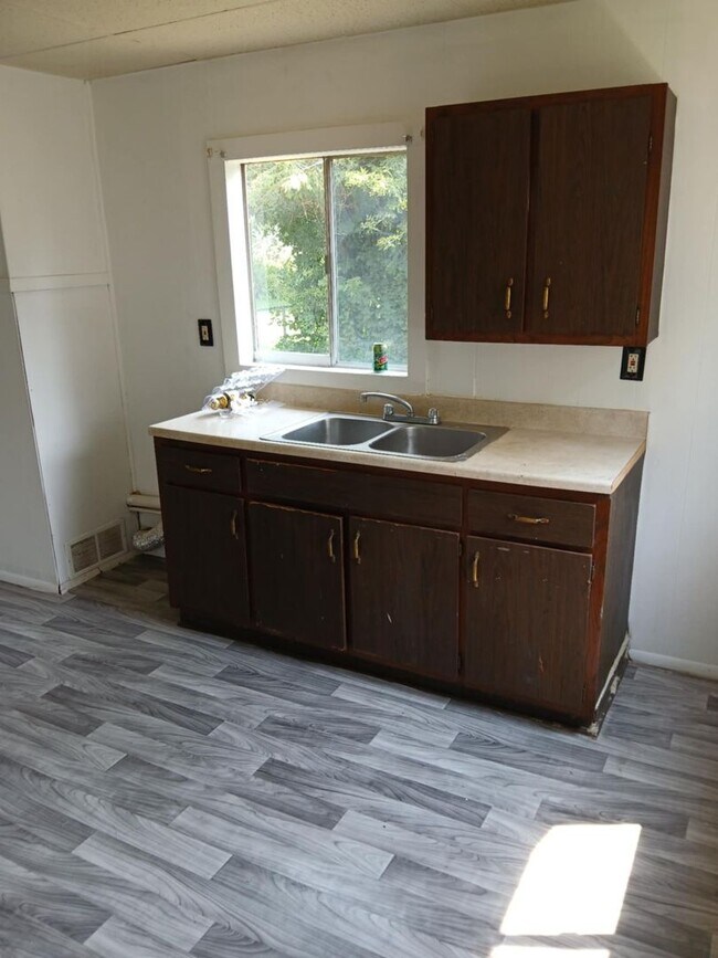 Building Photo - Spacious 3 Bedroom House Located in North ...