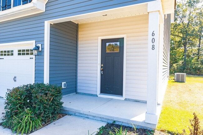 Building Photo - MOVE-IN READY $300 off first month