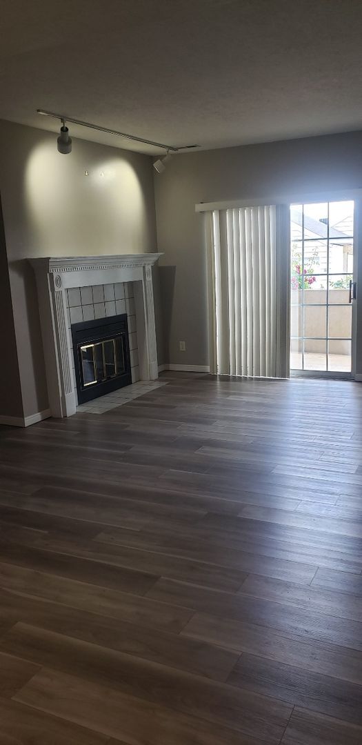 Primary Photo - Charming 2 Bedroom Condo with Great Amenit...