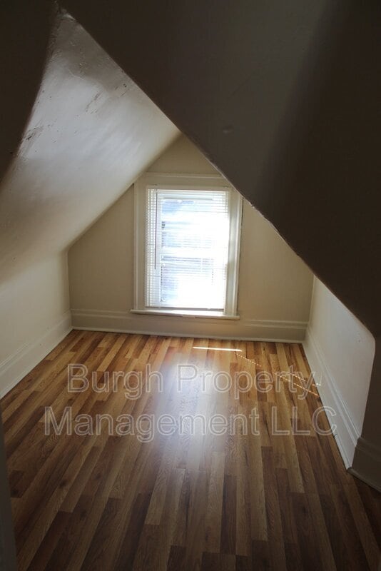 Building Photo - 213 6th Ave