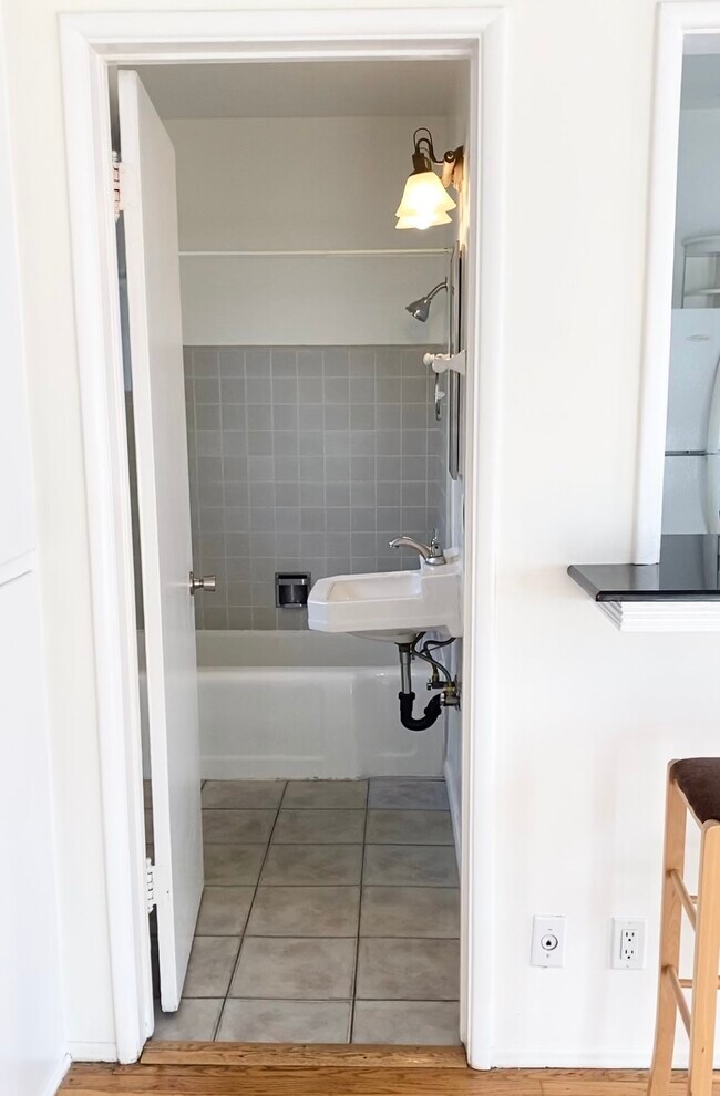 Building Photo - 226 N Hollywood Way