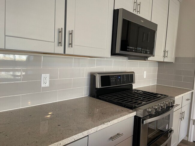 Building Photo - Updated 3 Bedroom Townhome Available July