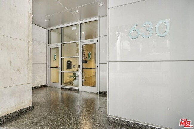 Building Photo - 630 W 6th St