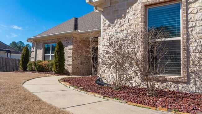 Building Photo - Beautiful all Brick home in Benton