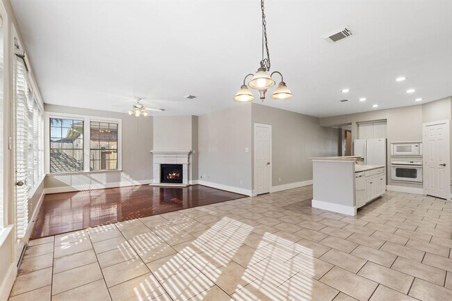 Building Photo - 16727 Sonoma Del Norte Dr