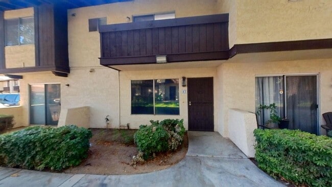 Building Photo - Charming 3 bedroom 2.5 bath Townhome in Co...