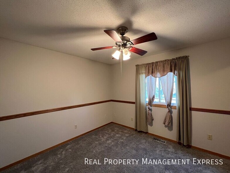Building Photo - Charming 4 bed 2 Bath Home!