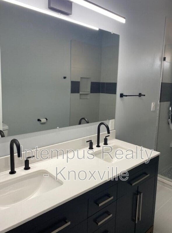 Building Photo - 2308 E 5th Ave