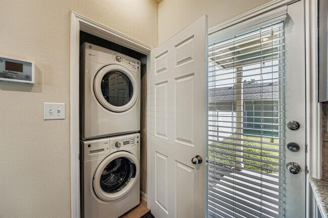 Building Photo - 1042 Lost Pines Ln