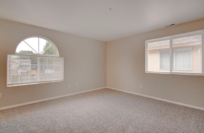 Building Photo - WOODLAND 3 BEDROOM, 3 BATH BEAUTY!