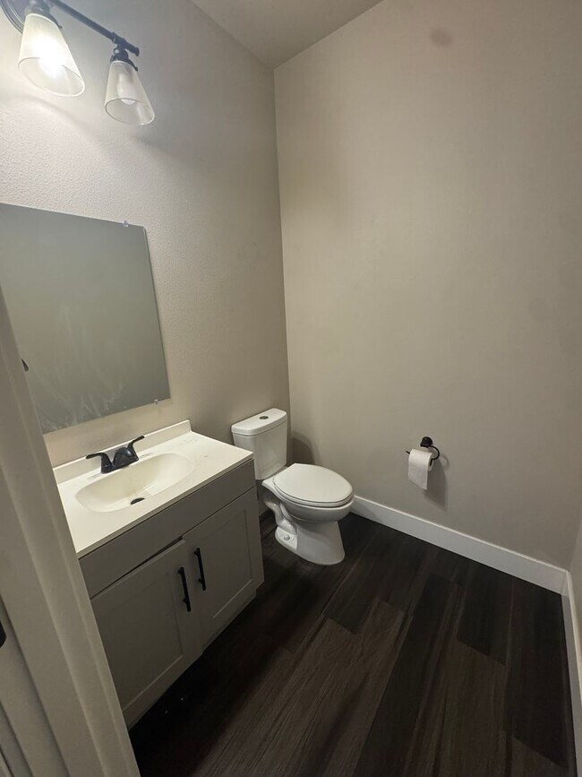 Building Photo - Modern 3 bedroom townhouse