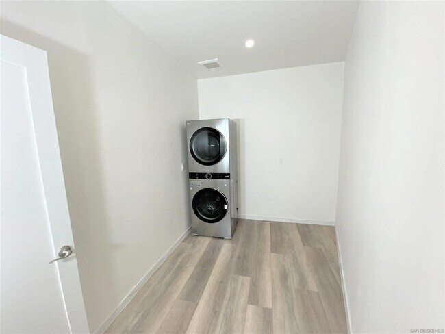 Building Photo - 1305 Blue Sky Dr