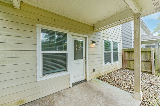 Building Photo - 914 Shady Ln