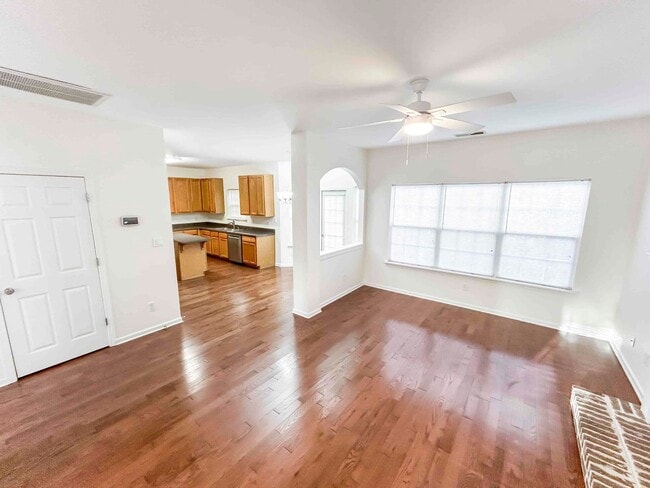 Building Photo - Fantastic 3 BR/2.5 BA Traditional on Full Unfinished Basement in Austell!