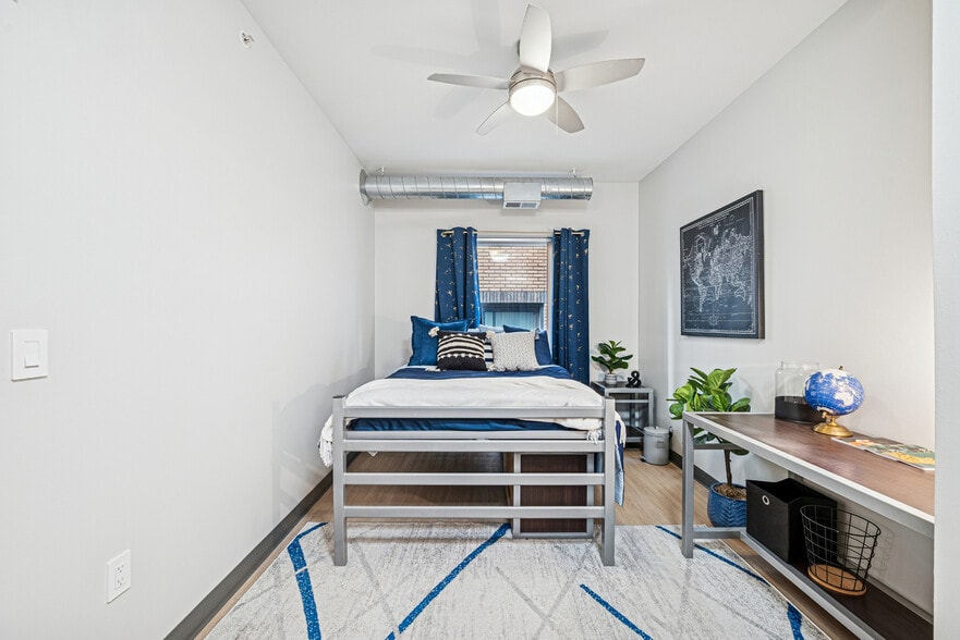 MWW_9069 - Yugo The Sydney at Dinkytown