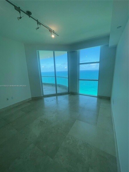 Building Photo - 16047 Collins Ave