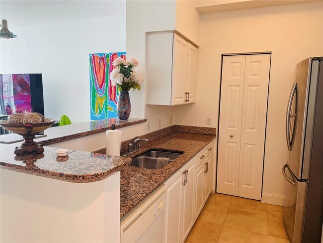 Building Photo - 1155 Brickell Bay Dr