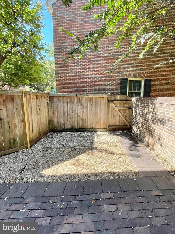 Building Photo - 1208 W Abingdon Dr