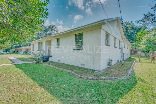Building Photo - 3 Bed 2 Bath Gem in Midtown Mobile!!