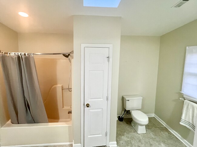 Primary ensuite with double vanity - 2540 Providence Creek Rd