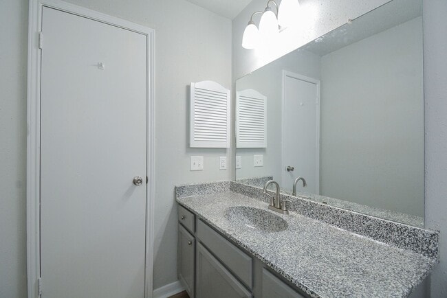 Building Photo - Perfect Townhouse ready for you!