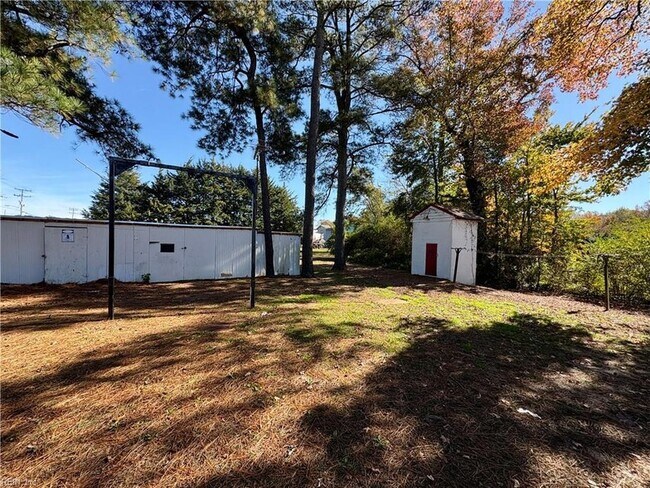 Building Photo - 889 W Main St