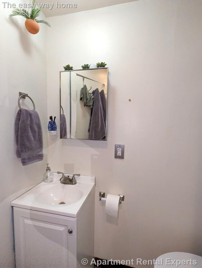 Building Photo - 8 Evergreen Square