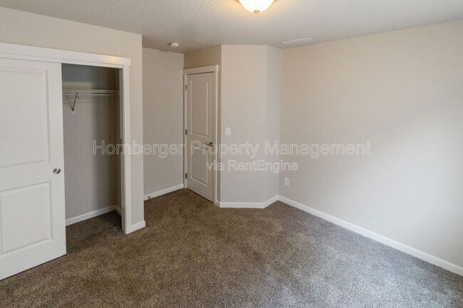 Building Photo - 1807 E Vanetta Ave